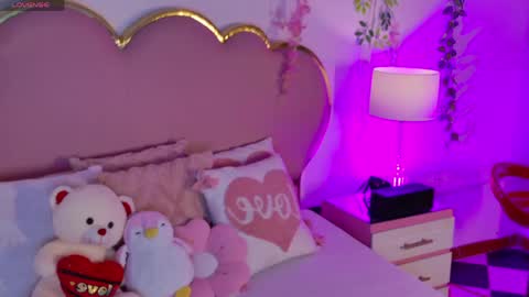 Snapshot of emmacrush chatting on 05.05.26 Welcome Im yosein Your love is my passion activate it with your tips and enjoy with me online show from 05.05.26