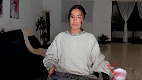 Snapshot of emmaellis chatting on 01.12.25 valentina online show from 01.12.25