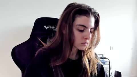 Snapshot of emmamon chatting on 10.13.25 Emma online show from 10.13.25