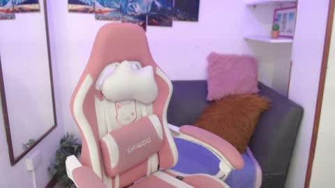 Snapshot of emmamyers_ chatting on 12.20.24 Emma  online show from 12.20.24