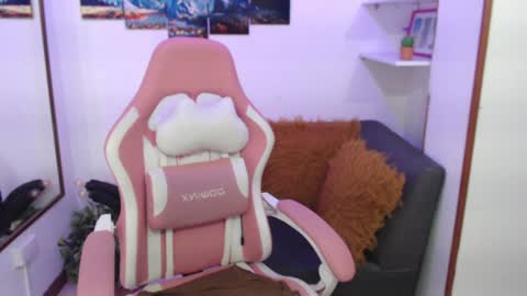 Snapshot of emmamyers_ chatting on 02.05.25 Emma  online show from 02.05.25