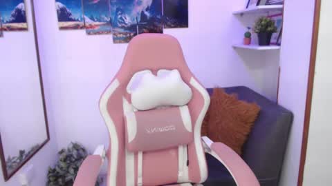 Snapshot of emmamyers_ chatting on 03.09.25 Emma  online show from 03.09.25