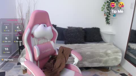 Snapshot of emmamyers_ chatting on 09.25.25 Emma  online show from 09.25.25