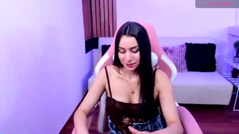 Snapshot of emmamyers_ chatting on 07.31.26 Emma online show from 07.31.26