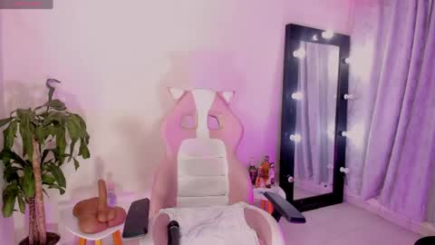 Emma Russell online show from 04.21.26