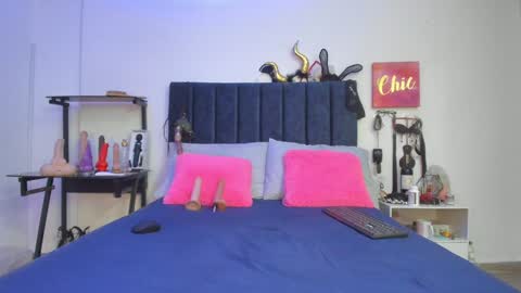 Snapshot of emmily_giraldo chatting on 12.05.24 online show from 12.05.24