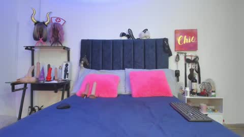 Snapshot of emmily_giraldo chatting on 12.11.24 online show from 12.11.24