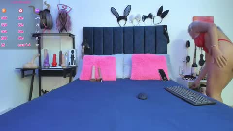 Snapshot of emmily_giraldo chatting on 02.10.25 online show from 02.10.25