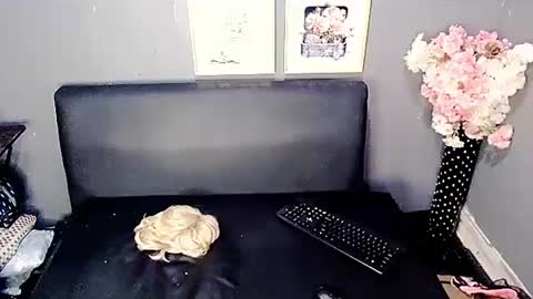 Snapshot of emmybae69 chatting on 02.14.25 emma online show from 02.14.25
