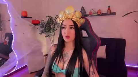 Snapshot of emmyevans1 chatting on 10.01.25 Emmy Evans  online show from 10.01.25