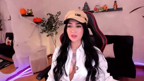 Snapshot of emmyevans1 chatting on 10.08.25 Emmy Evans  online show from 10.08.25