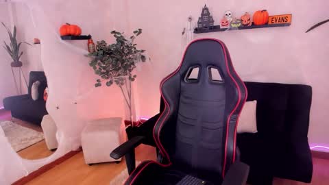 Snapshot of emmyevans1 chatting on 10.28.25 Emmy Evans  online show from 10.28.25