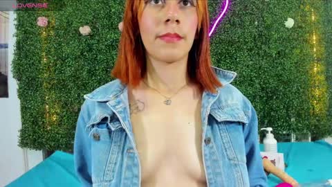 Snapshot of emy_0 chatting on 01.06.25 Emy online show from 01.06.25