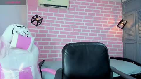 Snapshot of emy_0 chatting on 01.16.25 Emy online show from 01.16.25