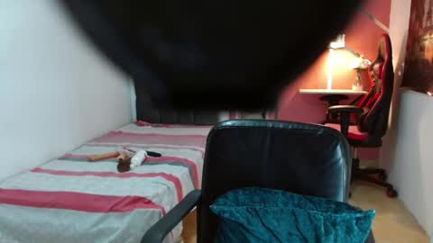 Snapshot of emy_0 chatting on 01.22.25 Emy online show from 01.22.25