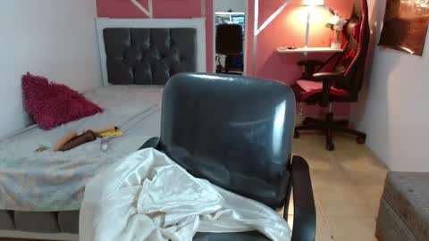 Snapshot of emy_0 chatting on 02.01.25 Emy online show from 02.01.25