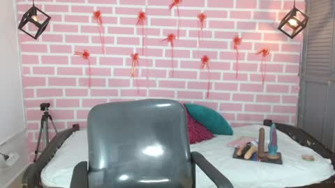 Snapshot of emy_0 chatting on 03.05.25 Emy online show from 03.05.25