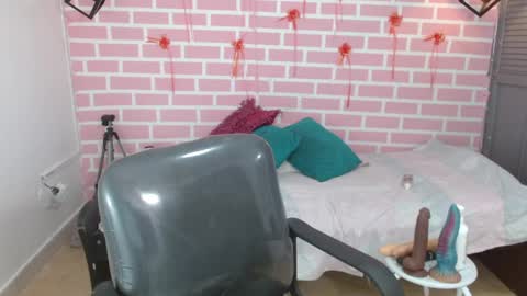 Snapshot of emy_0 chatting on 03.09.25 Emy online show from 03.09.25