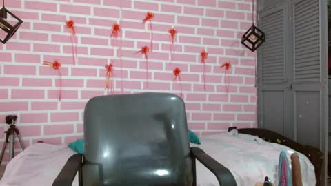 Snapshot of emy_0 chatting on 03.10.25 Emy online show from 03.10.25