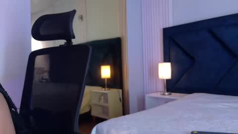 Snapshot of emy_leon chatting on 09.13.25 Emy online show from 09.13.25