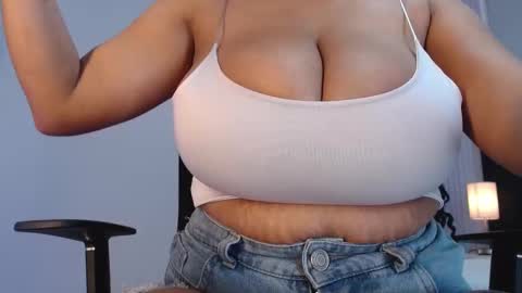 Snapshot of emy_leon chatting on 09.26.25 Emy online show from 09.26.25