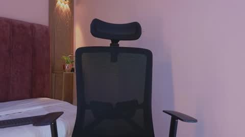 Snapshot of emy_leon chatting on 11.16.25 Emy online show from 11.16.25