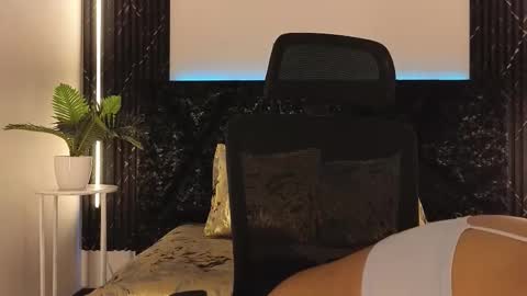 Snapshot of emy_leon chatting on 11.27.25 Emy online show from 11.27.25