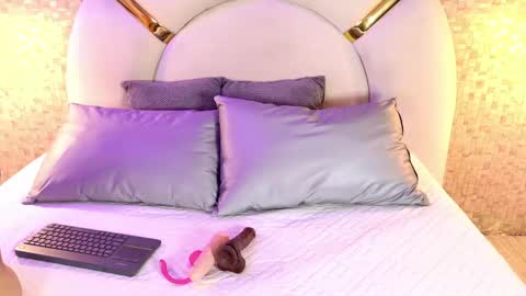 Emy  online show from 04.15.26