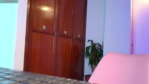 Snapshot of emycarver09 chatting on 12.15.25 emycarver09 online show from 12.15.25