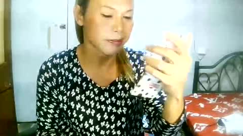 Snapshot of encantadats chatting on 01.05.25 CHUN LY online show from 01.05.25