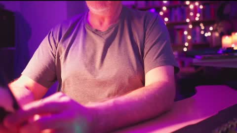 Snapshot of energybra chatting on 12.24.24 uk online show from 12.24.24