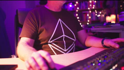 Snapshot of energybra chatting on 01.04.25 uk online show from 01.04.25