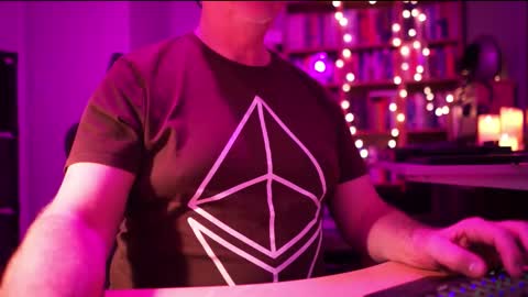 Snapshot of energybra chatting on 11.20.25 uk online show from 11.20.25