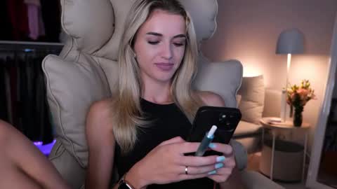 Snapshot of entya chatting on 09.10.25 entya online show from 09.10.25