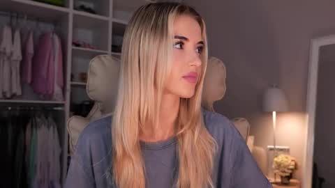 Snapshot of entya chatting on 09.25.25 entya online show from 09.25.25