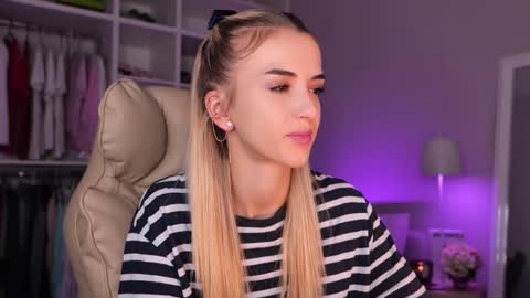 Snapshot of entya chatting on 09.30.25 entya online show from 09.30.25