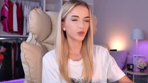 Snapshot of entya chatting on 10.01.25 entya online show from 10.01.25