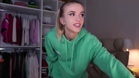 Snapshot of entya chatting on 10.03.25 entya online show from 10.03.25