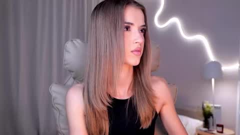 Snapshot of entya chatting on 10.28.25 entya online show from 10.28.25