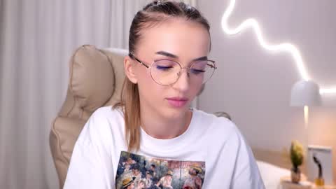 Snapshot of entya chatting on 11.14.25 entya online show from 11.14.25