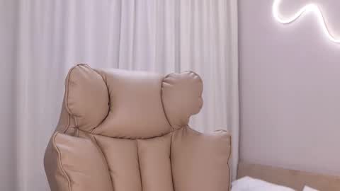 Snapshot of entya chatting on 11.18.25 entya online show from 11.18.25