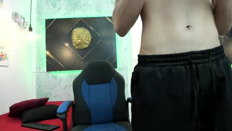 Snapshot of erick_zhimerman chatting on 02.18.25 online show from 02.18.25