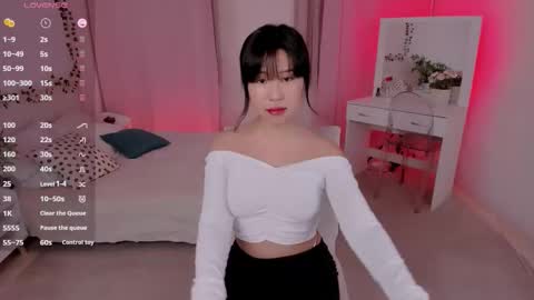 Snapshot of erika_kim chatting on 10.16.25 erika_kim online show from 10.16.25