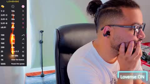 Snapshot of ernesto_rodriguez_82 chatting on 10.29.25 ernesto rodriguez 82 online show from 10.29.25