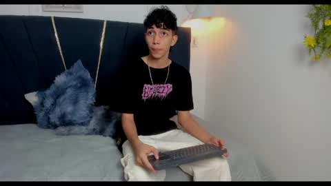 Snapshot of ero_boy40 chatting on 05.19.26 ero_boy40 online show from 05.19.26