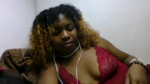 Snapshot of erolinee chatting on 09.18.25 erolinee online show from 09.18.25