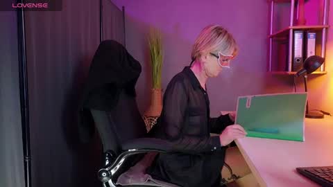Snapshot of eroticaeva chatting on 04.15.26 Eva online show from 04.15.26