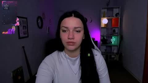 Snapshot of esma_shine chatting on 09.18.25 esma_shine online show from 09.18.25