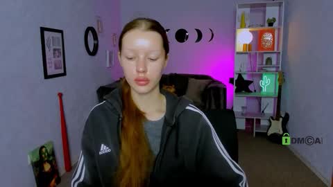 Snapshot of esma_shine chatting on 10.01.25 esma_shine online show from 10.01.25