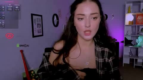 Snapshot of esma_shine chatting on 10.07.25 esma_shine online show from 10.07.25